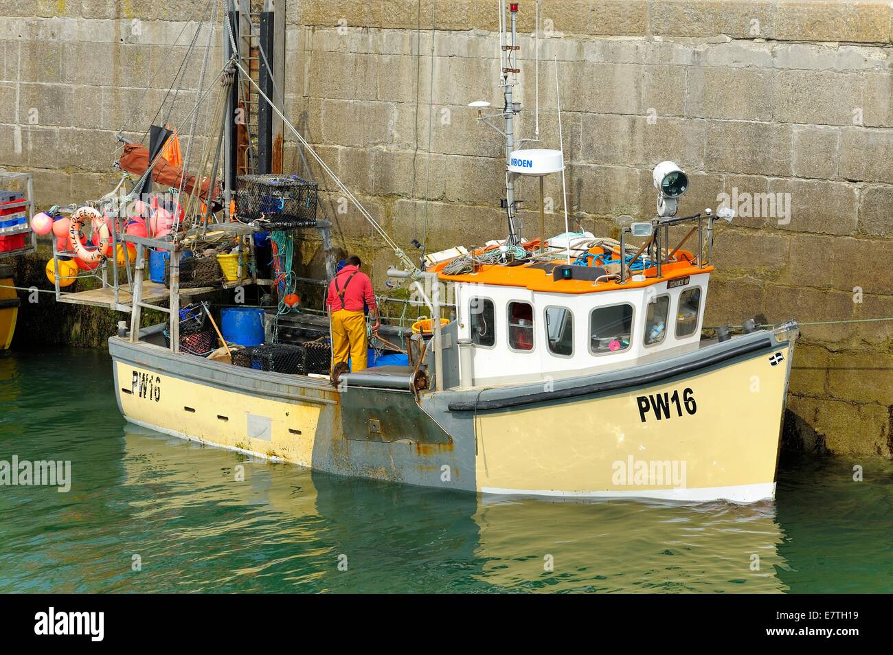 Un peschereccio nel porto di Newquay Cornwall Inghilterra Regno Unito Foto Stock