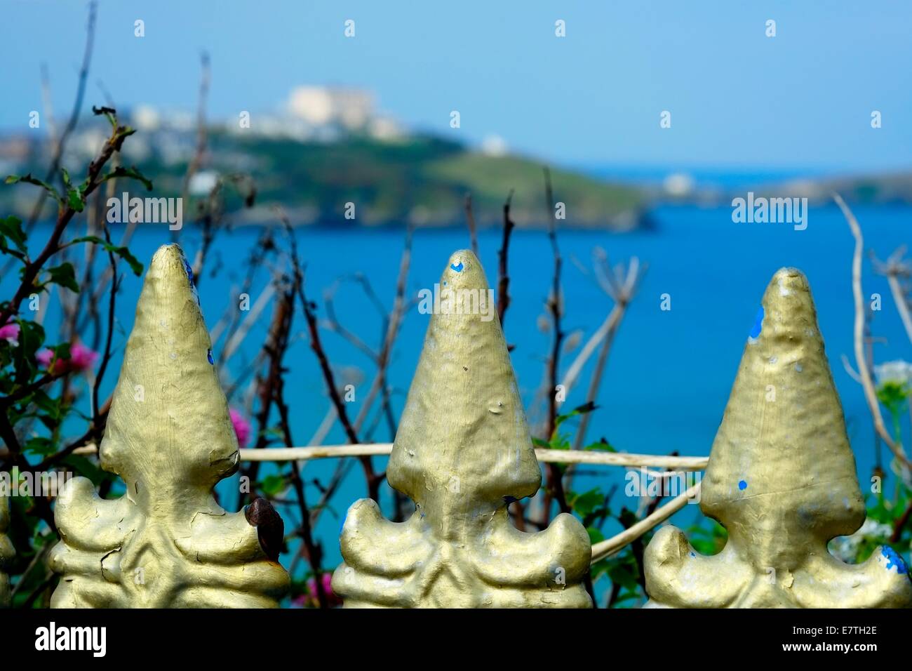 Le cime decorativo di ringhiere in ferro battuto con il mare in background Newquay Cornwall Inghilterra Regno Unito Foto Stock