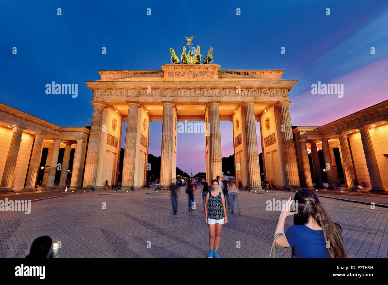 Germania Berlino: turisti acquisizione dello snapshot in notturna illuminata Porta di Brandeburgo Foto Stock