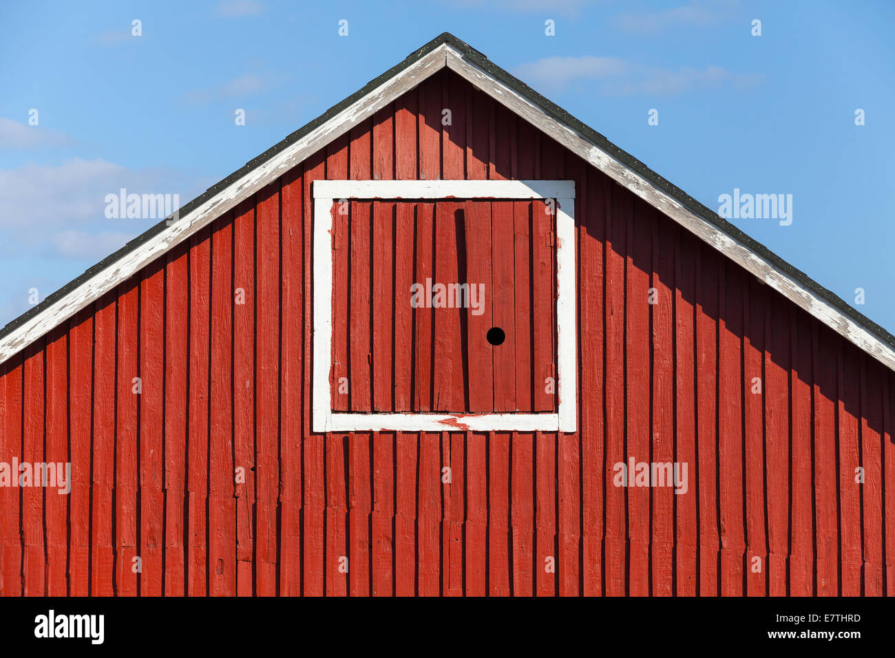Classica architettura scandinava frammento, red casa in legno Foto Stock