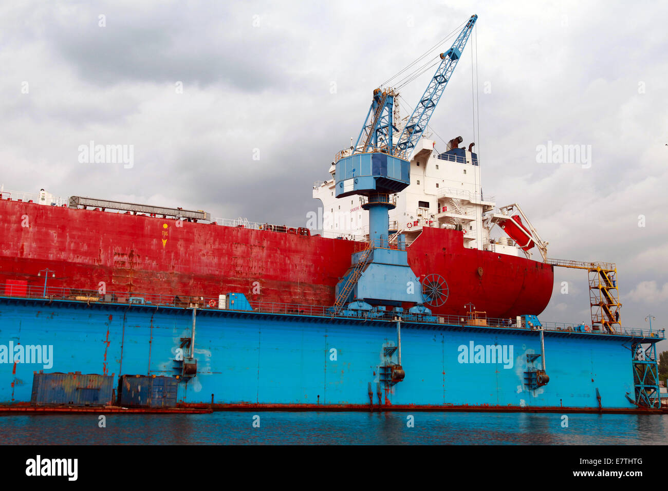 Big Red tanker riparare in blu floating dock, Varna, Bulgaria Foto Stock