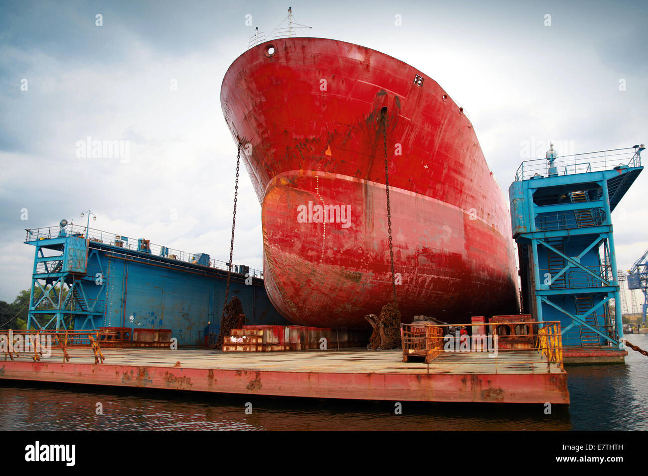 Grande petroliera rossa sotto la riparazione in blu bacino galleggiante Foto Stock