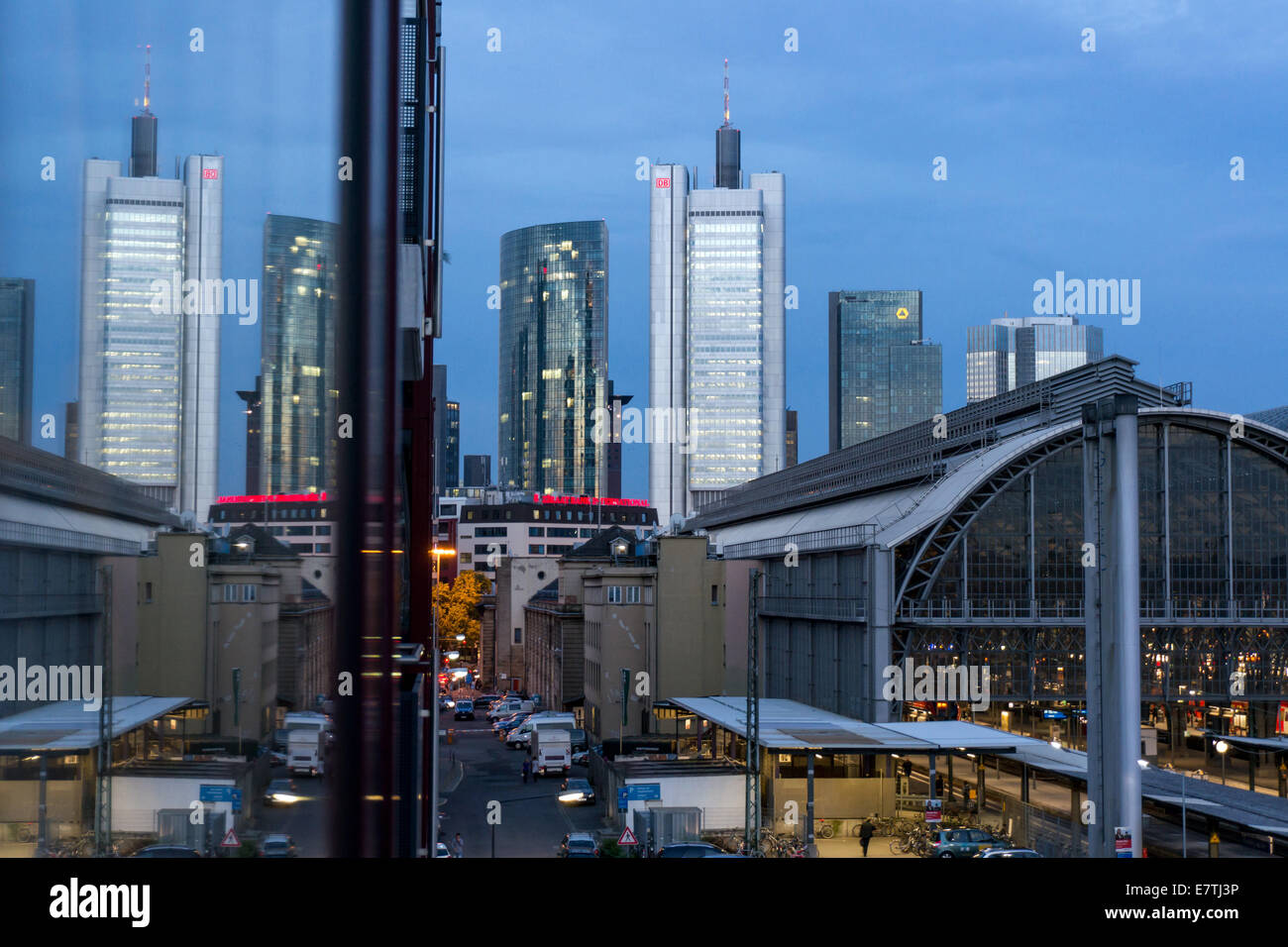 Germania: skyline di Francoforte con Skyper, Silberturm, Gallileo, Eurotower und Stazione Centrale (da sinistra a destra). Foto da 19. Settembre 2014. Foto Stock