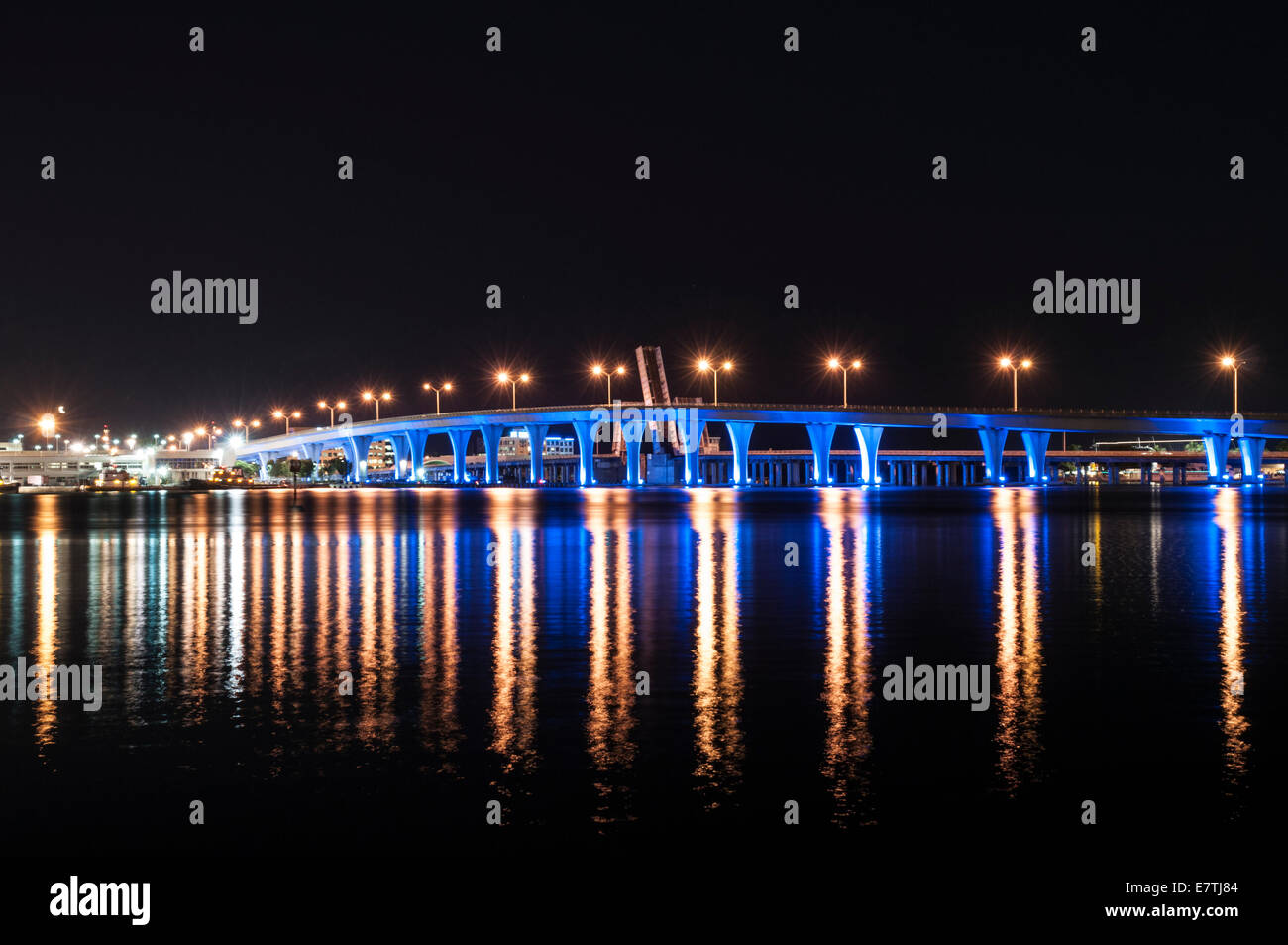 Blu ponte illuminato a Miami, Florida, Stati Uniti d'America Foto Stock