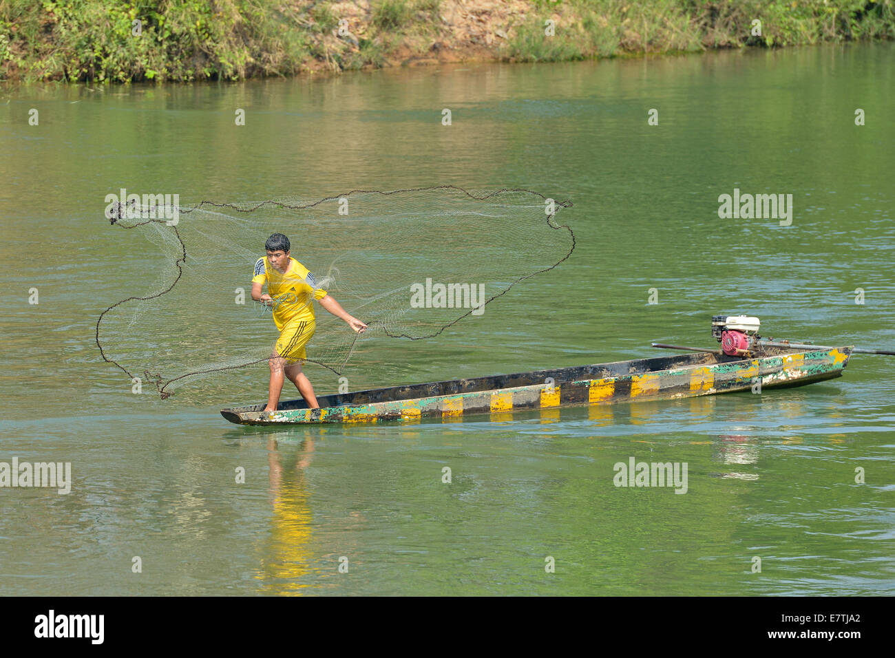 Don Det, Laos - Marzo 13, 2014: uomo di pesca con una rete nel fiume Mekong in Don Det, Laos. Foto Stock