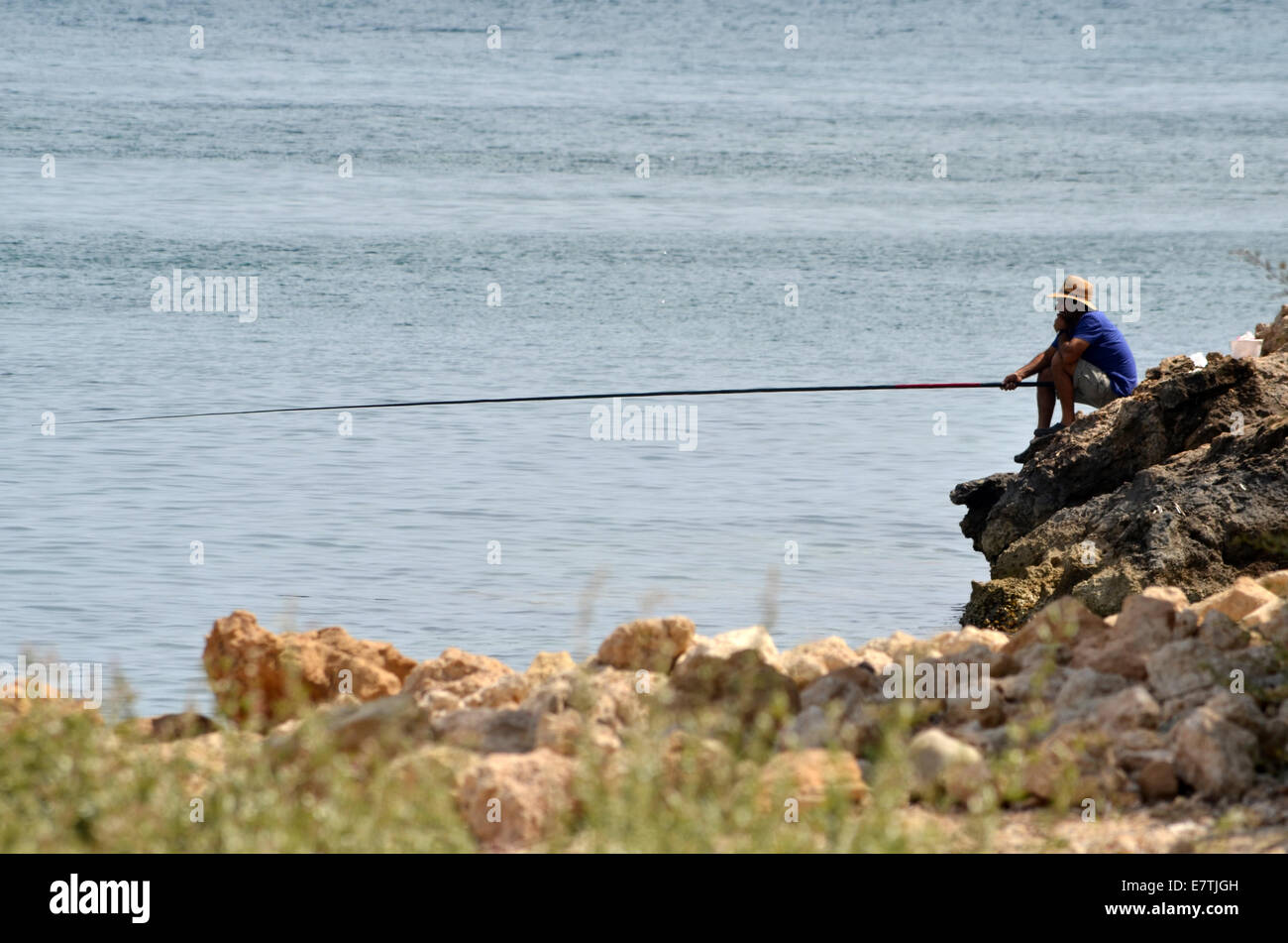 Fisherman sulle rocce al Coral Bay a Cipro. Foto Stock