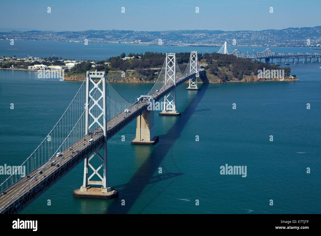 San Francisco-Oakland Bay Bridge, attraversando la baia di San Francisco di Yerba Buena Island, San Francisco, California, Stati Uniti d'America - aerial Foto Stock
