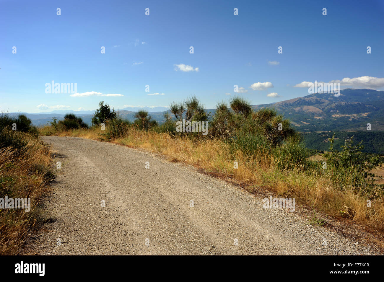 Italia, Basilicata, Appennino Lucano Parco Nazionale Val d'Agri, strada di montagna Foto Stock