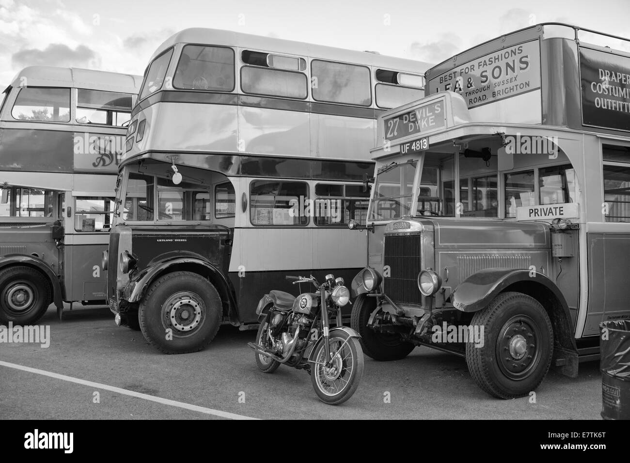 Foto in bianco e nero di vecchi autobus di Londra Foto Stock