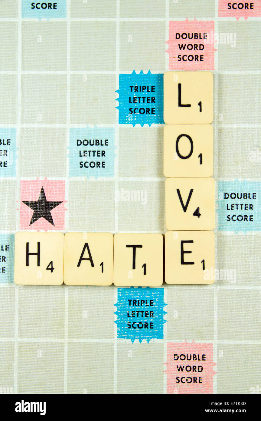 Amore odio sulla scheda di Scrabble Foto Stock
