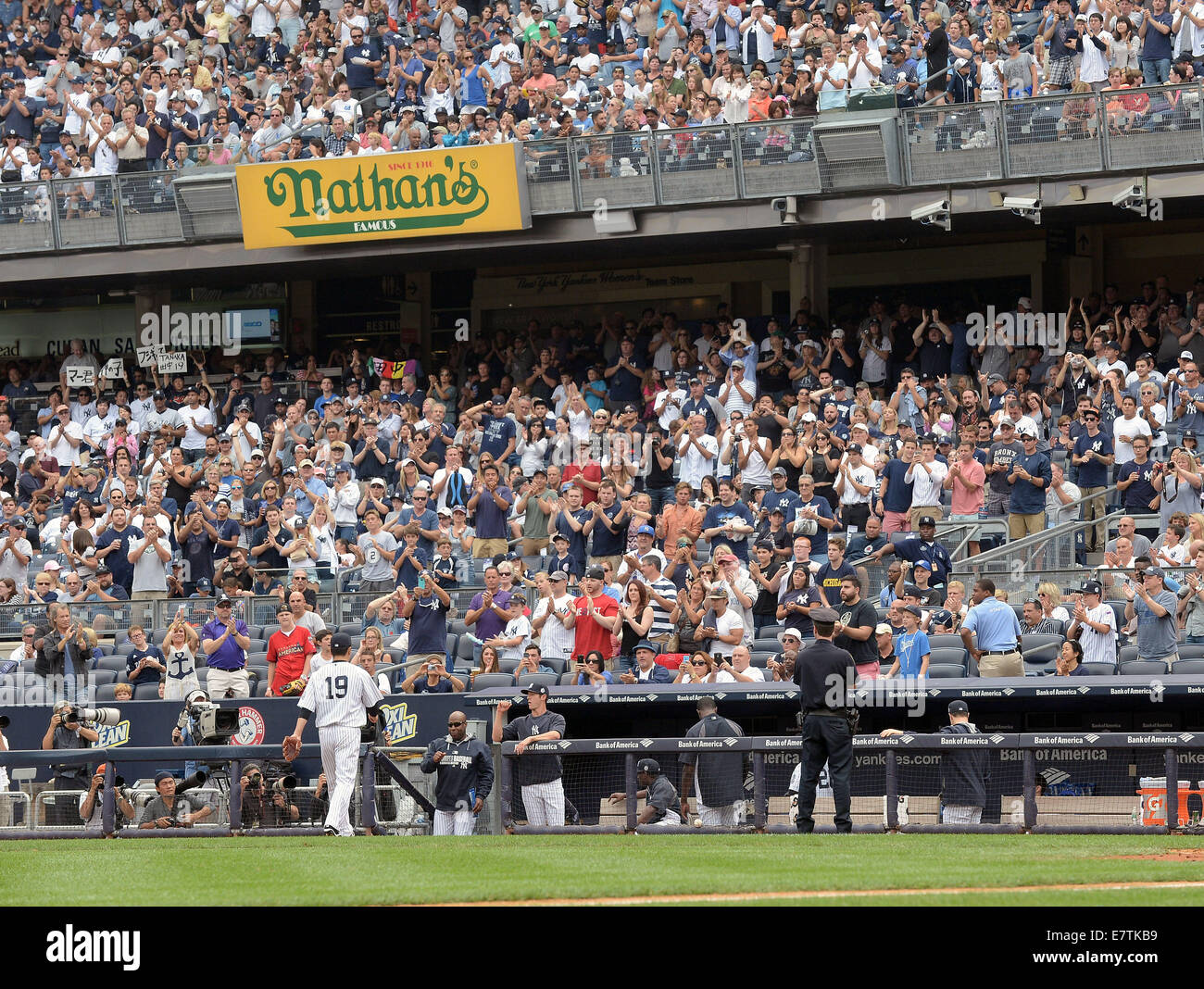 Masahiro Tanaka (Yankees), Settembre 21, 2014 - MLB : fan applaudire Masahiro Tanaka dei New York Yankees come egli cammina indietro in panchina dopo essere stato tirato nella sesta inning durante il Major League Baseball gioco contro il Toronto Blue Jays allo Yankee Stadium nel Bronx, New York, Stati Uniti. (Foto di AFLO) Foto Stock