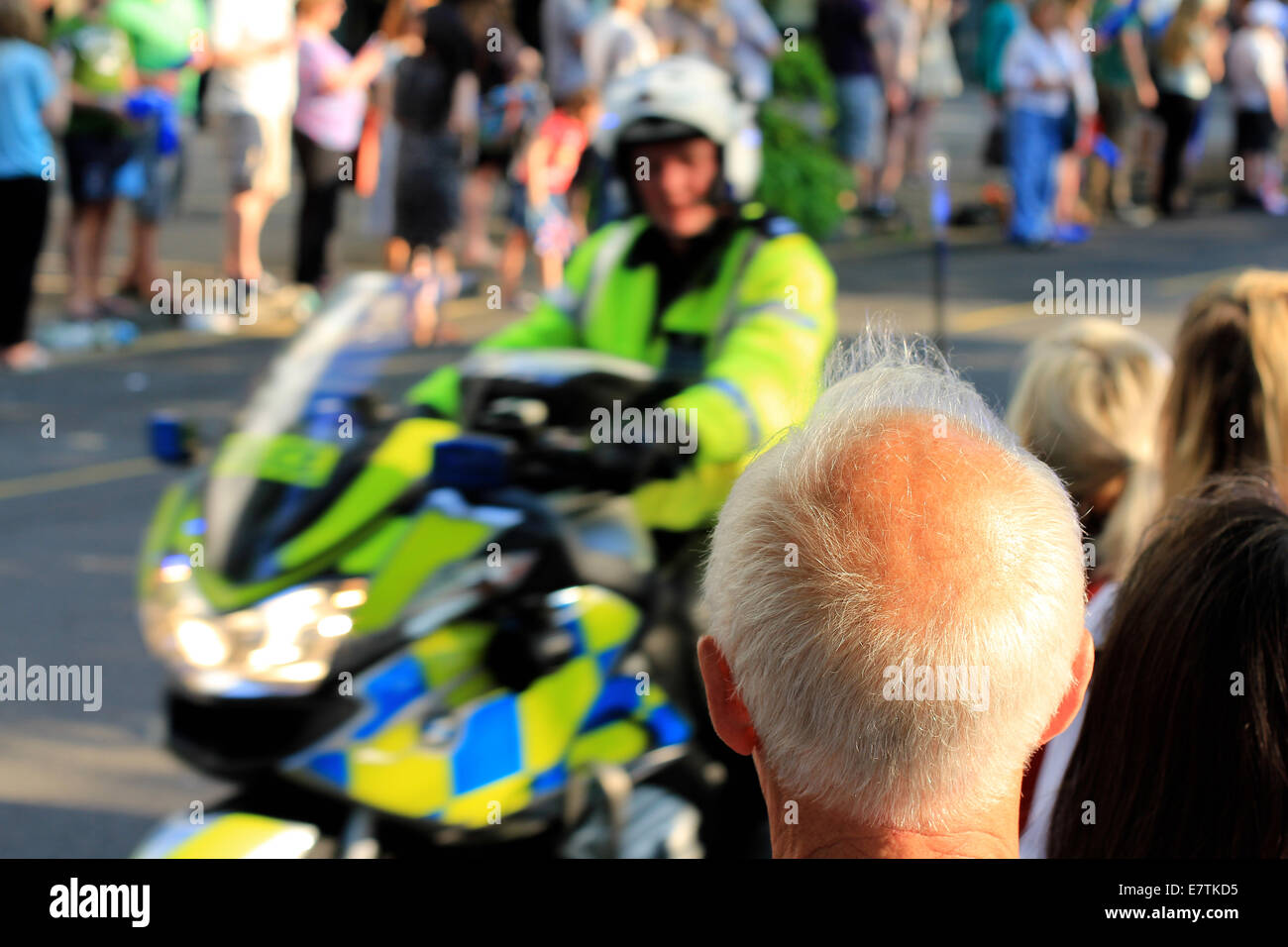 Retro di un sano cerca uomo anziano con il bianco assottigliamento dei capelli e calvo sun conciate di testa. Anche un poliziotto su una moto rid Foto Stock