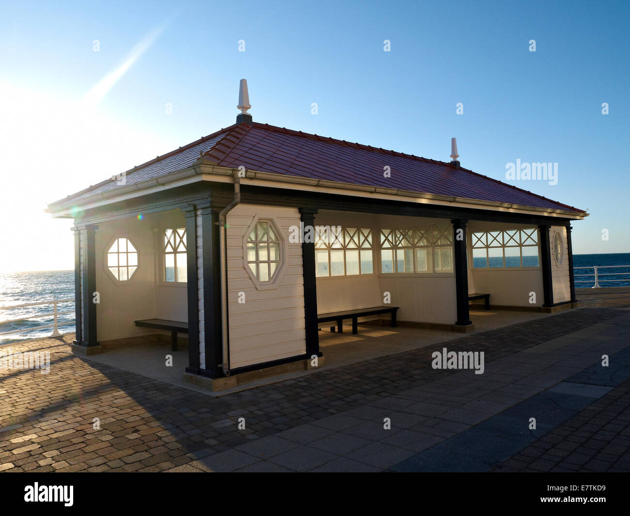 Restaurata nel 2014, pubblica rifugio sul lungomare di Aberystwyth Ceredigion REGNO UNITO Galles Foto Stock