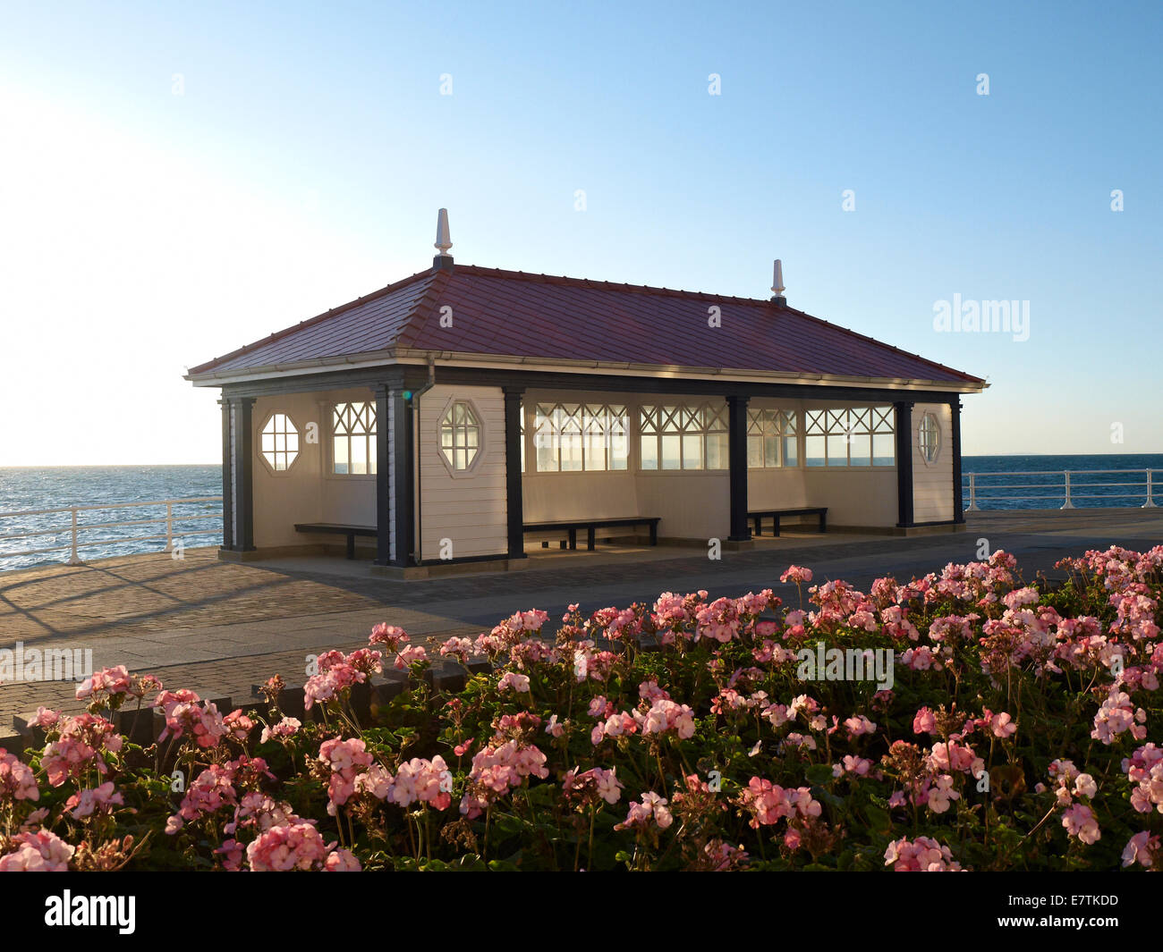 Restaurata nel 2014, pubblica rifugio sul lungomare di Aberystwyth Ceredigion REGNO UNITO Galles Foto Stock