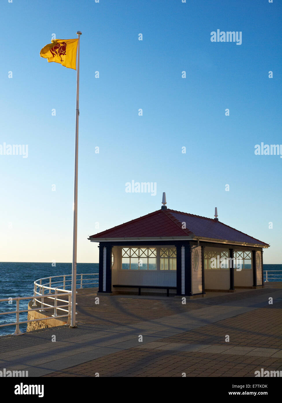 Restaurata nel 2014, pubblica rifugio sul lungomare di Aberystwyth Ceredigion REGNO UNITO Galles Foto Stock