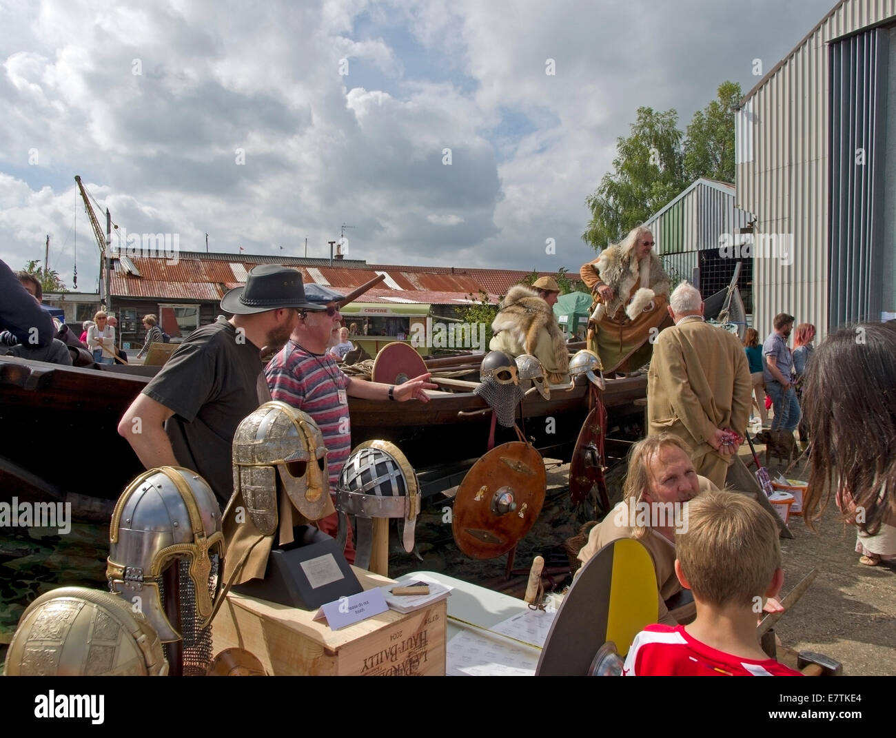 Woodbridge festival marittimo viking si spegne e i visitatori Foto Stock