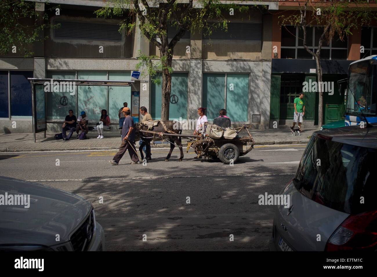 Un gruppo di rivenditori di scarto il trasporto di materiale in un carro trainato da un asino. Foto Stock