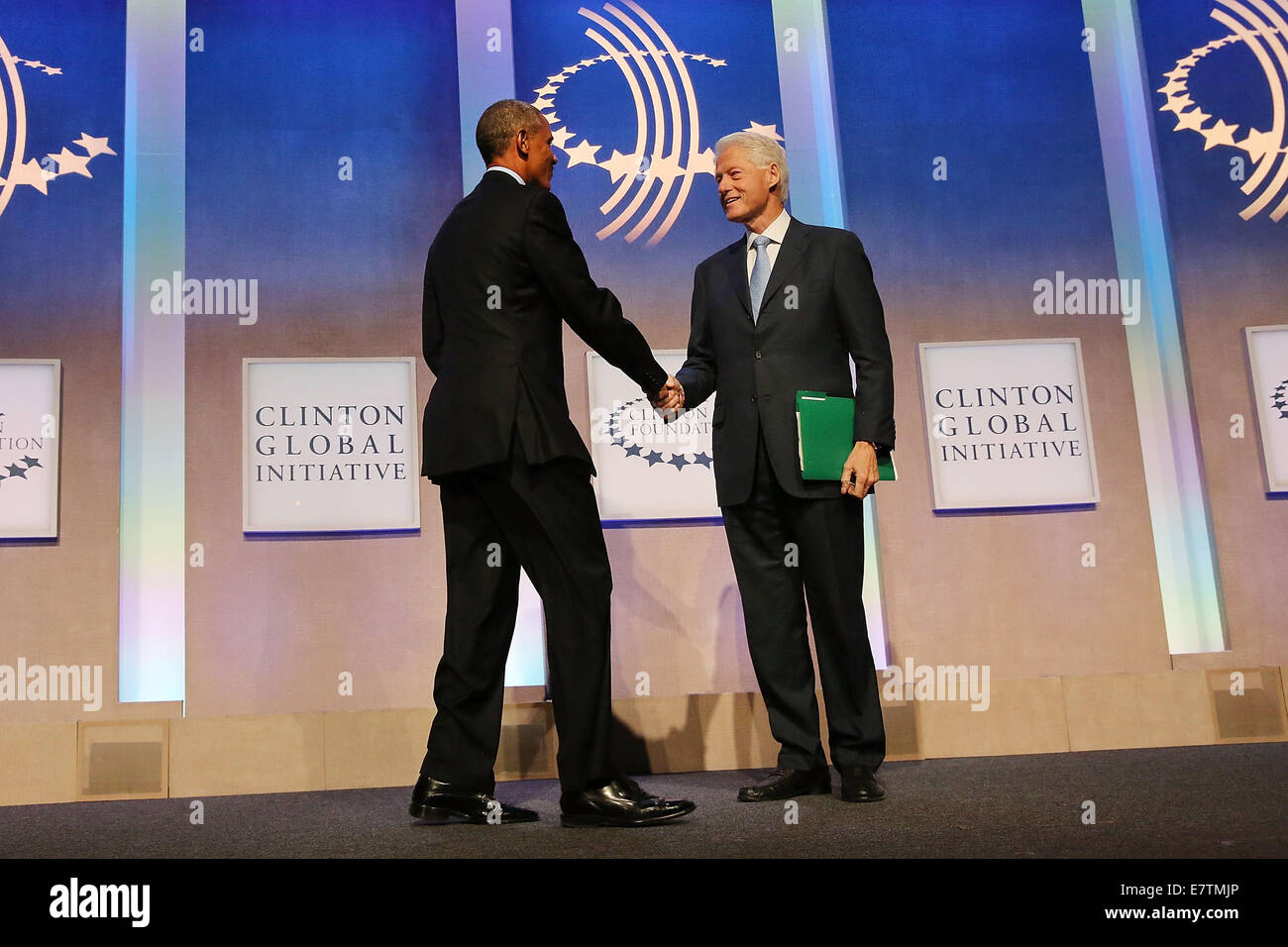 New York, Stati Uniti d'America. 23 Settembre, 2014. Il presidente Barack Obama, che è nella città di New York per la sessantanovesima sessione dell' Assemblea generale delle Nazioni Unite, scuote le mani con Bill Clinton sul palco del Clinton iniziativa globale il 23 settembre 2014 a New York City. I leader del mondo, attivisti e manifestanti hanno fatto convergere su New York City per l'annuale evento DELLE NAZIONI UNITE che riunisce i leader mondiali per una settimana di incontri e conferenze. Quest' anno il Gruppo Generali ha messo in evidenza il problema del riscaldamento globale e il modo in cui i paesi devono impegnarsi a ridurre le emissioni di gas a effetto serra. Credito: Spencer Plat Foto Stock