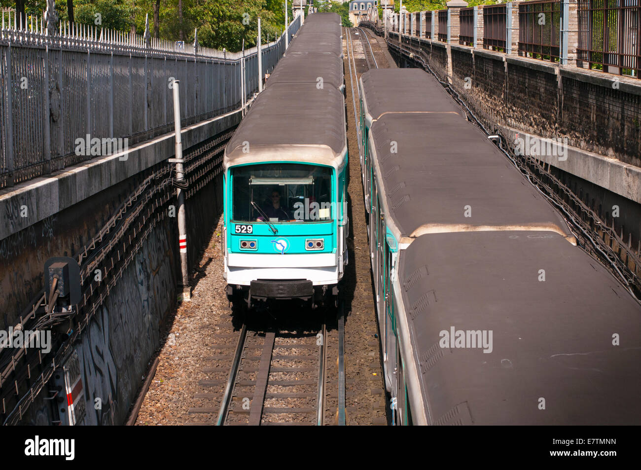 Guardando verso il basso sulla linea della metropolitana le vie di Parigi come due treni che passano Foto Stock