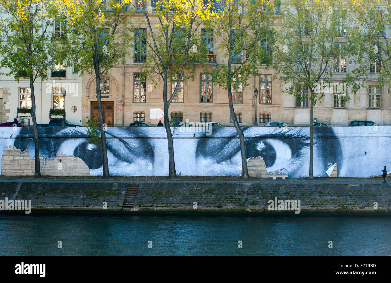 Occhi dipinta su un muro lungo la Senna a Parigi sulla Ile Saint Louis Foto Stock