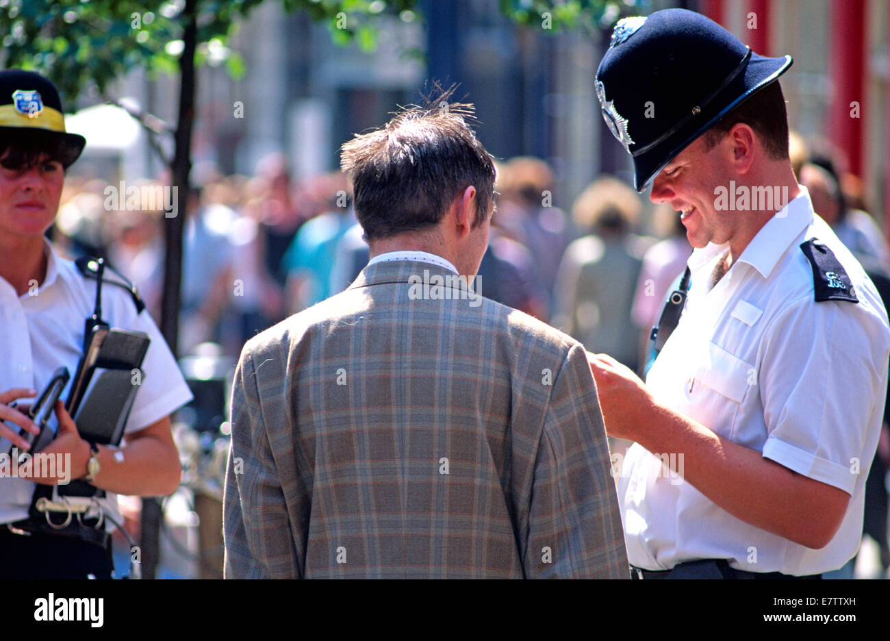 British Bobby dando indicazioni per un turista London REGNO UNITO Foto Stock