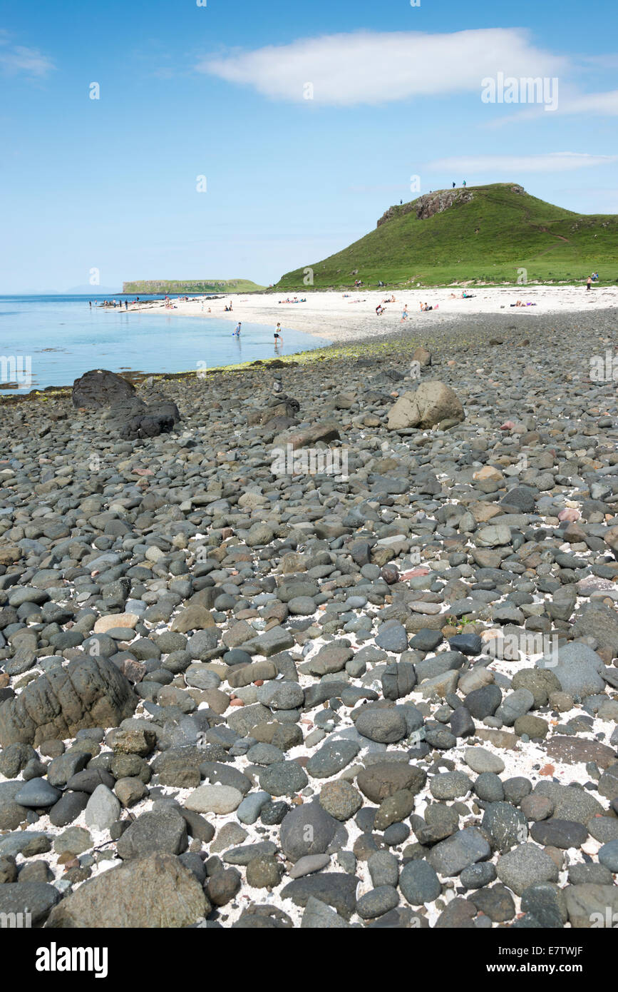 Persone rilassante sulla Claigan coral beach vicino a Dunvegan Isola di Skye in Scozia UK Foto Stock