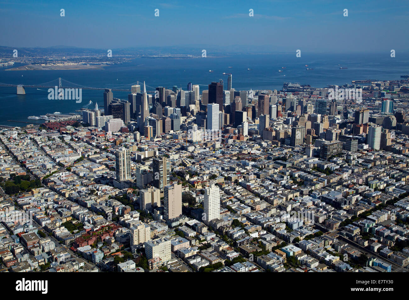 Russian Hill quartiere del centro cittadino di San Francisco e la baia di San Francisco, California, Stati Uniti d'America - aerial Foto Stock