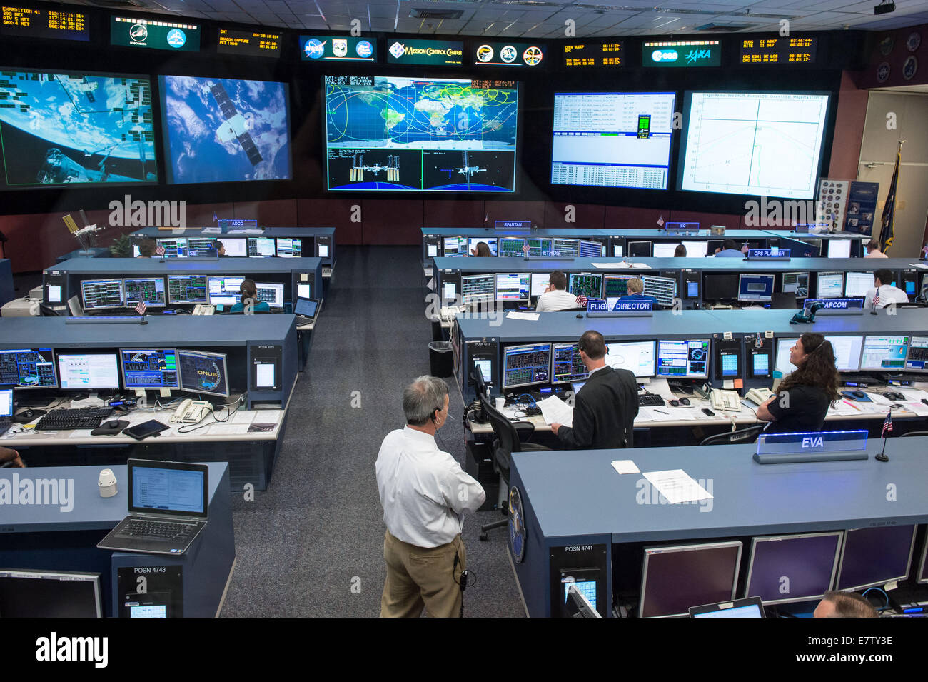 La NASA Flight Director Chris Edelen controller e monitorare la SpaceX Dragon Capsule di benna mordente e attracco alla Stazione Spaziale Internazionale il 23 settembre 2014 a Houston, Texas. Foto Stock