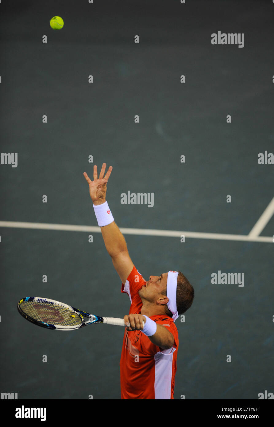 Shenzhen, Cina la provincia di Guangdong. 24Sep, 2014. Gilles MULLER di Lussemburgo serve la sfera durante gli Uomini Singoli Secondo turno il match contro Richard Gasquet della Francia al ATP Shenzhen aprire il torneo di tennis di Shenzhen, Cina orientale della provincia di Guangdong, sul Sett. 24, 2014. Richard Gasquet ha vinto 2-0. Credito: Mao Siqian/Xinhua/Alamy Live News Foto Stock