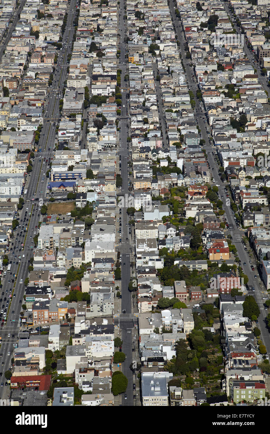 Lombard Street (strada più grande a sinistra), Cow Hollow quartiere di San Francisco, California, Stati Uniti d'America - aerial Foto Stock