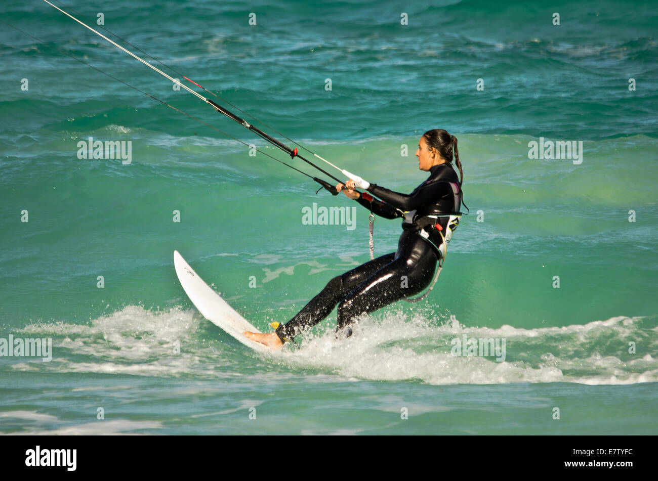 Ragazza kite boarding a Corralejo Foto Stock