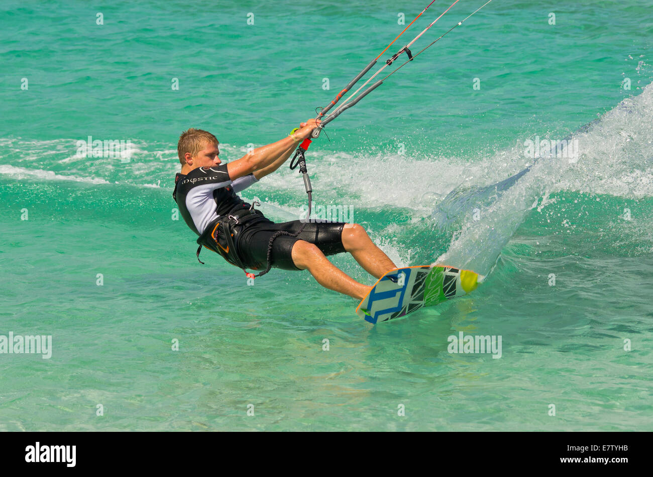 L'uomo kite surf sulla playa del medano, Corralejo. Foto Stock