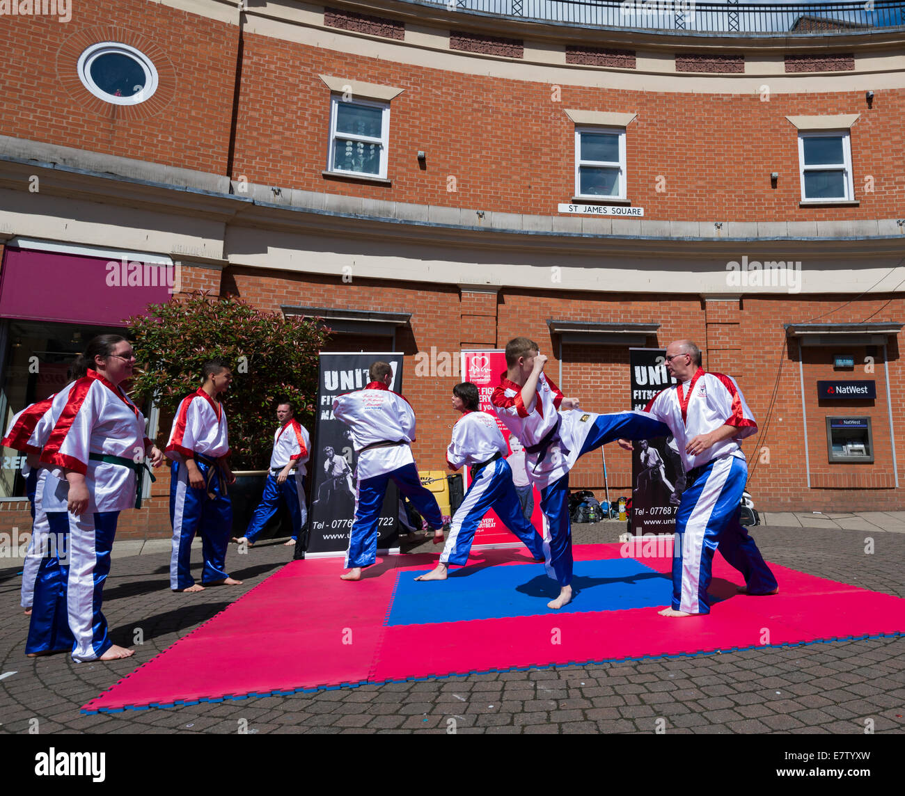 Arti marziali Karate manifestazione all'aperto in Chesterfield per promuovere il fitness e la difesa di auto le competenze Derbyshire Inghilterra Foto Stock