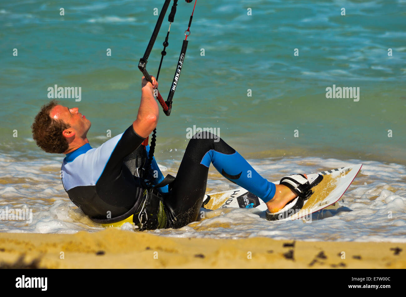 Il kite surf sulla spiaggia cercando di catturare il vento, Foto Stock