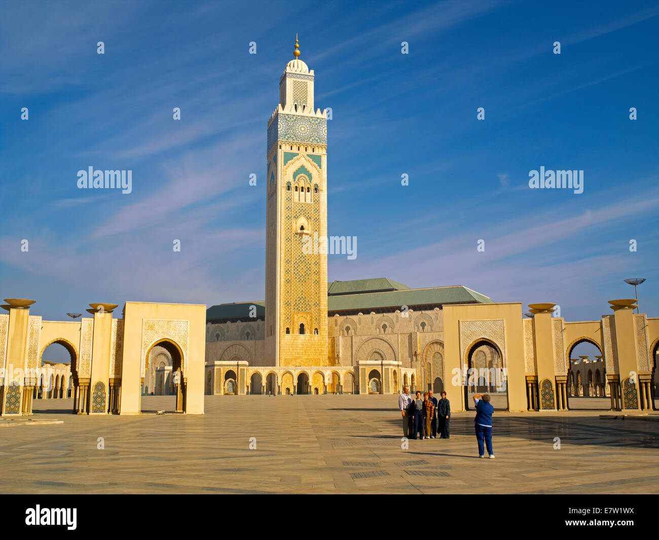 I turisti in posa per una fotografia presso la moschea di Hassan II Foto Stock