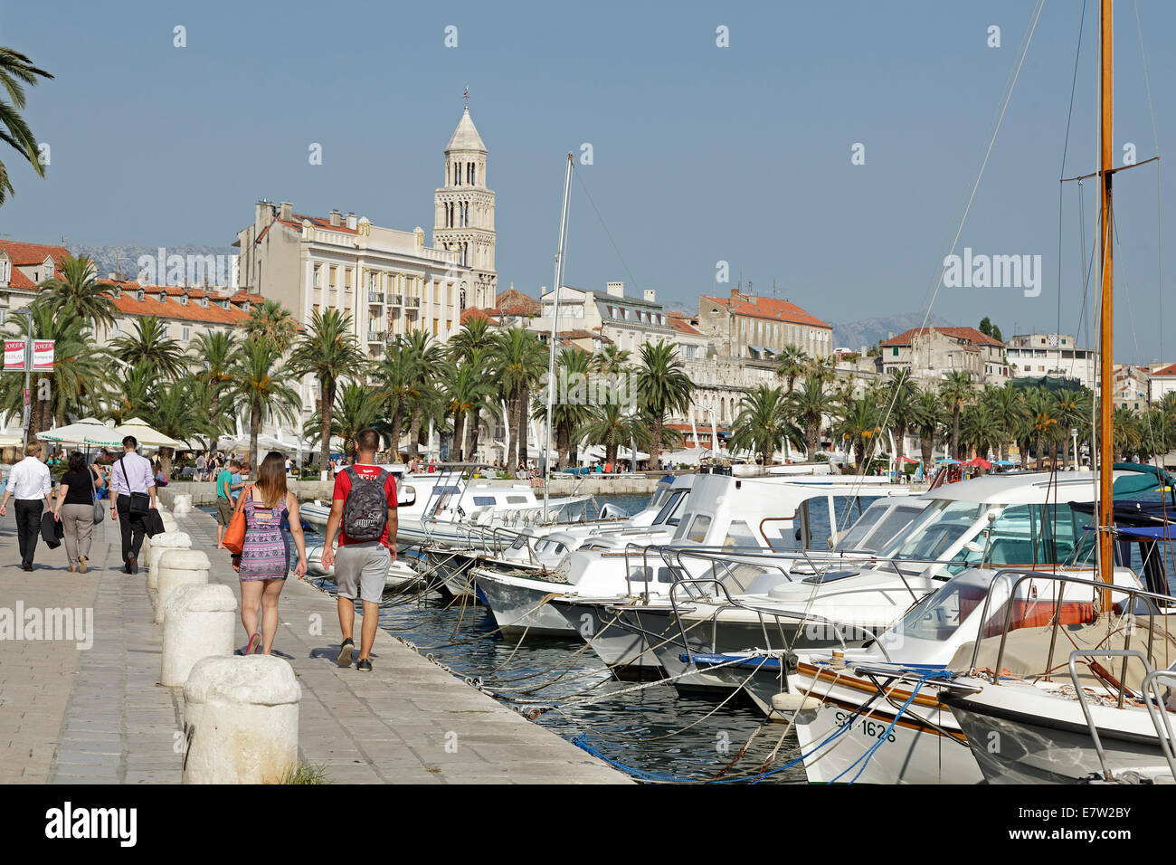 Il lungomare e il porto turistico, Split, Dalmazia, Croazia Foto Stock