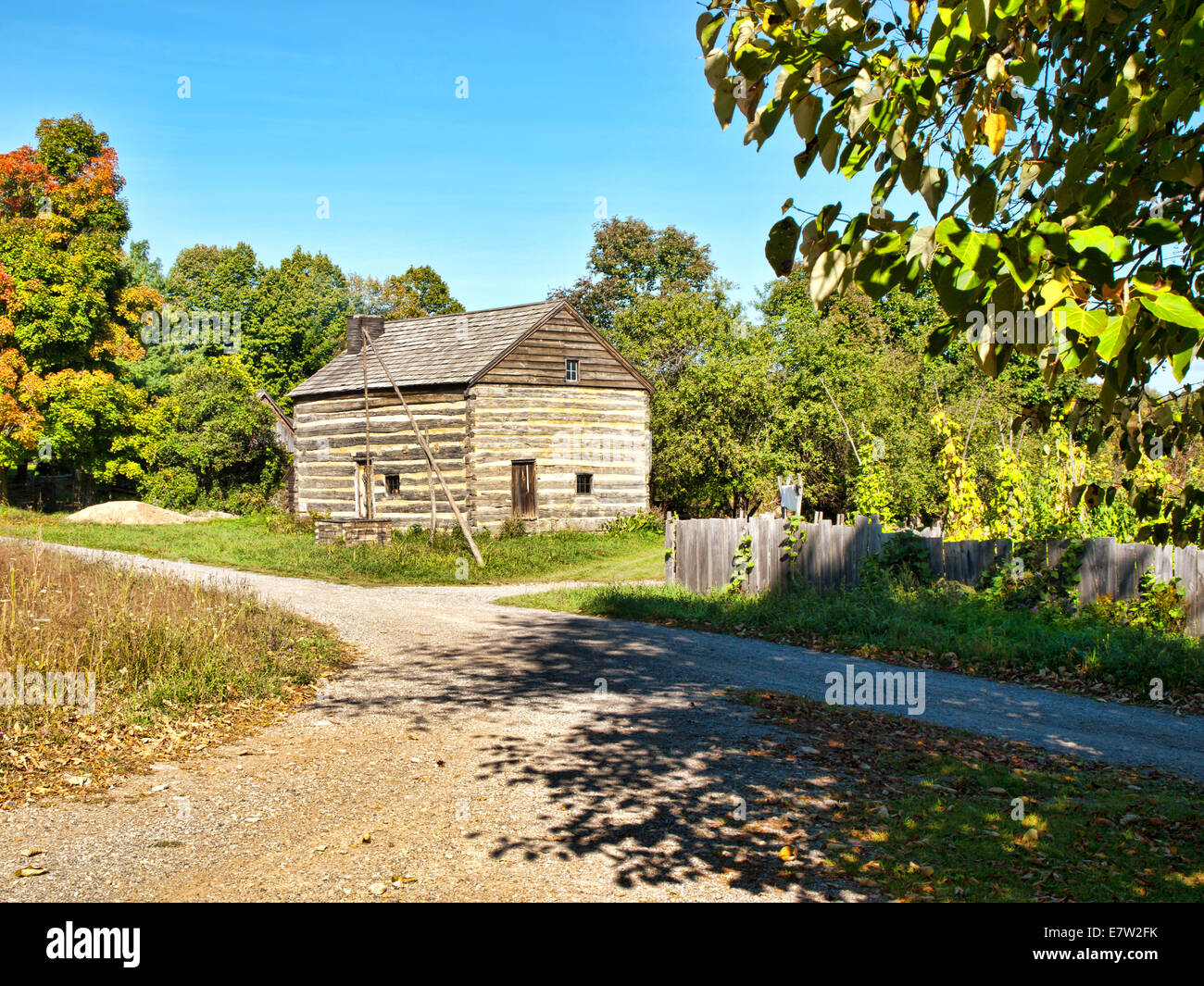 Vecchia fattoria e campo recintato Foto Stock