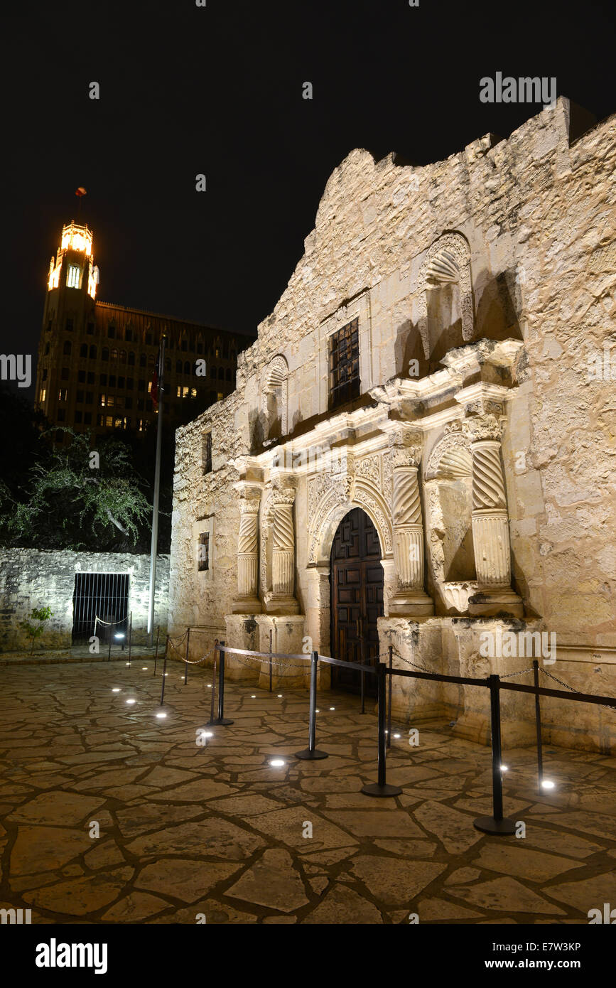 La storica Alamo si trova nel centro cittadino di San Antonio, Texas e richiama migliaia di visitatori da tutto il mondo ogni anno. Foto Stock