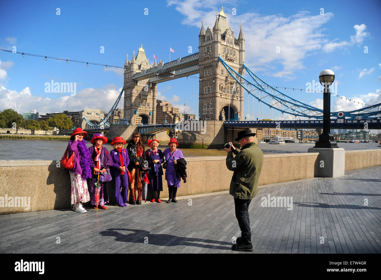 Londra, UK, 24 settembre 2014, Croydon Ruby Tuesdays, un Red Hat la società capitolo godetevi la vista e sole splendente il primo giorno dopo l'equinozio come i giorni iniziano a farsi più corta di notti. Credito: JOHNNY ARMSTEAD/Alamy Live News Foto Stock