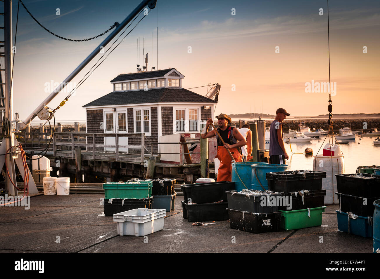 I pescatori pulire la banchina dopo lo sbarco delle catture a Plymouth, Massachusetts - Stati Uniti Foto Stock