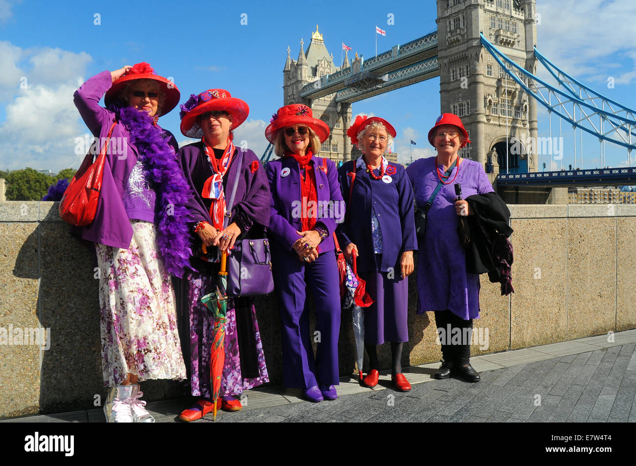 Londra, UK, 24 settembre 2014, Croydon Ruby Tuesdays, un Red Hat la società capitolo godetevi la vista e sole splendente il primo giorno dopo l'equinozio come i giorni iniziano a farsi più corta di notti. Credito: JOHNNY ARMSTEAD/Alamy Live News Foto Stock