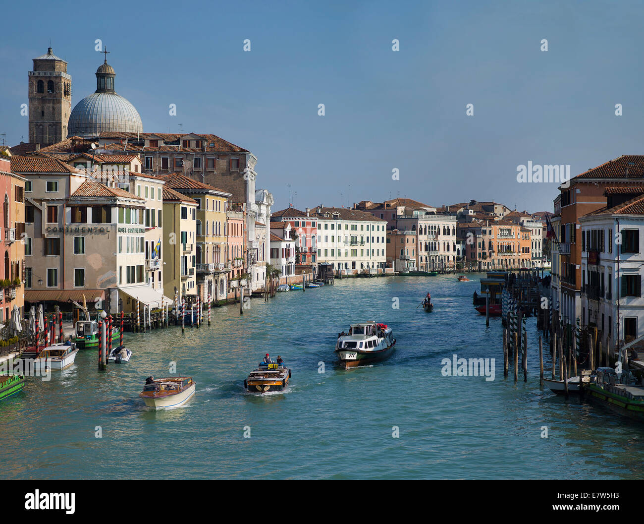 I taxi acquatici e il vaporetto sul Canal Grande di Venezia. Foto Stock