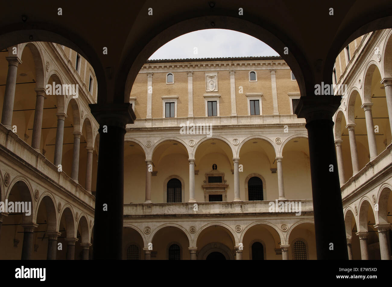 L'Italia. Roma. Palazzo della Cancelleria. Renaissance. Costruito tra il 1489-1513. Architetto sconosciuto. Cortile. Foto Stock