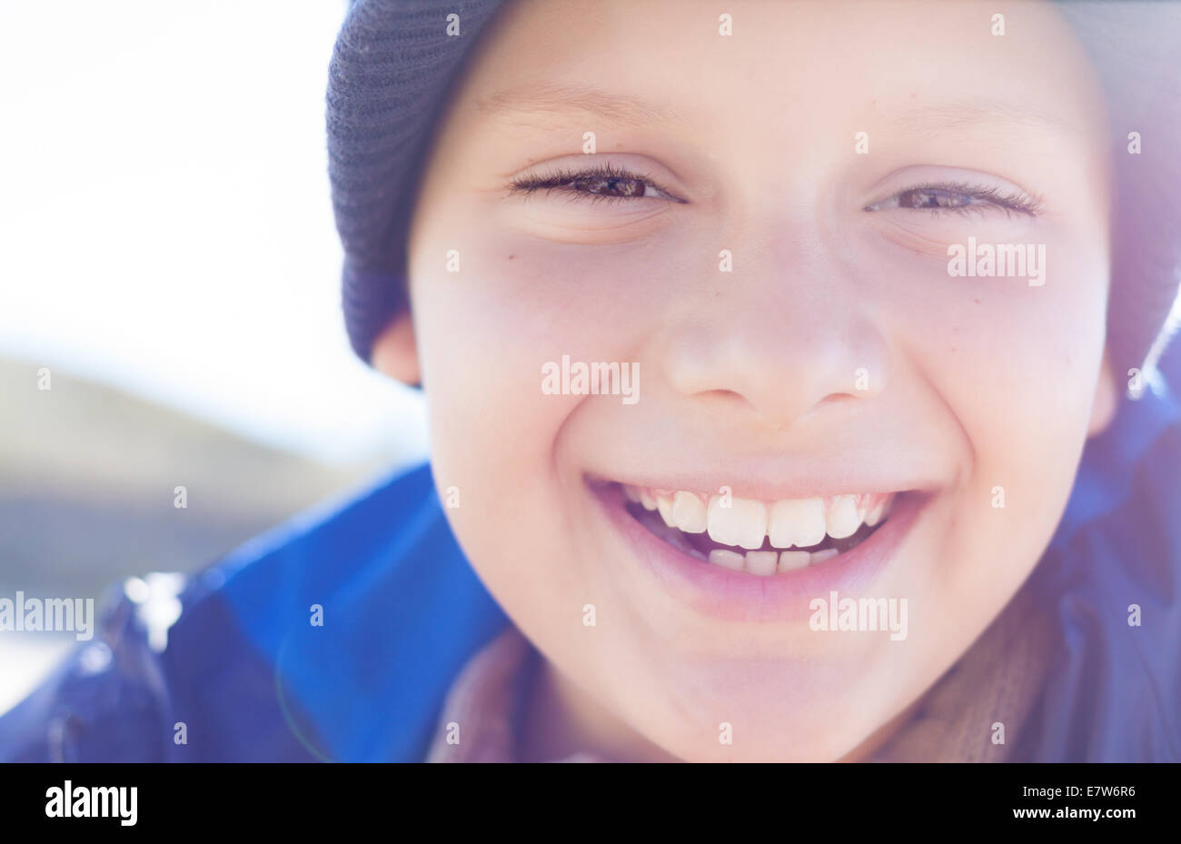 Happy Child boy smile closeup Retroilluminazione esterna Foto Stock