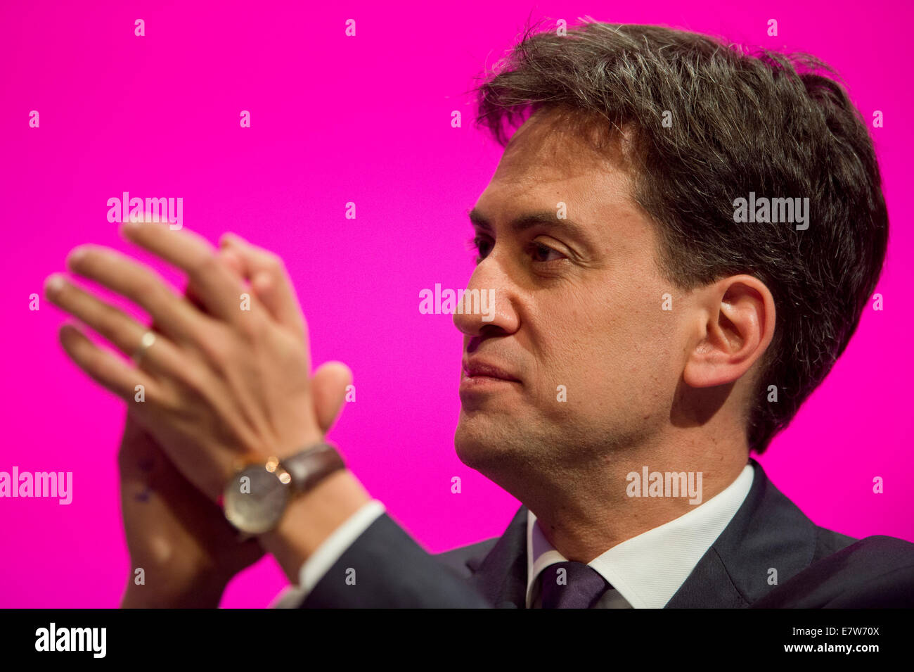 MANCHESTER, REGNO UNITO. 24 Settembre, 2014. Leader laburista Ed Miliband applaude durante il giorno quattro del partito laburista la Conferenza Annuale che avrà luogo a Manchester Central Convention Complex Credit: Russell Hart/Alamy Live News. Foto Stock