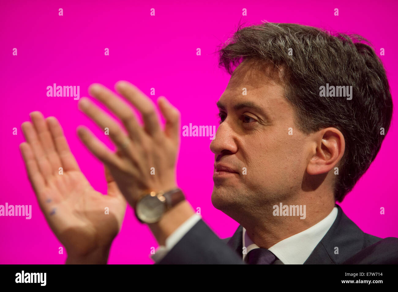 MANCHESTER, REGNO UNITO. 24 Settembre, 2014. Leader laburista Ed Miliband applaude durante il giorno quattro del partito laburista la Conferenza Annuale che avrà luogo a Manchester Central Convention Complex Credit: Russell Hart/Alamy Live News. Foto Stock