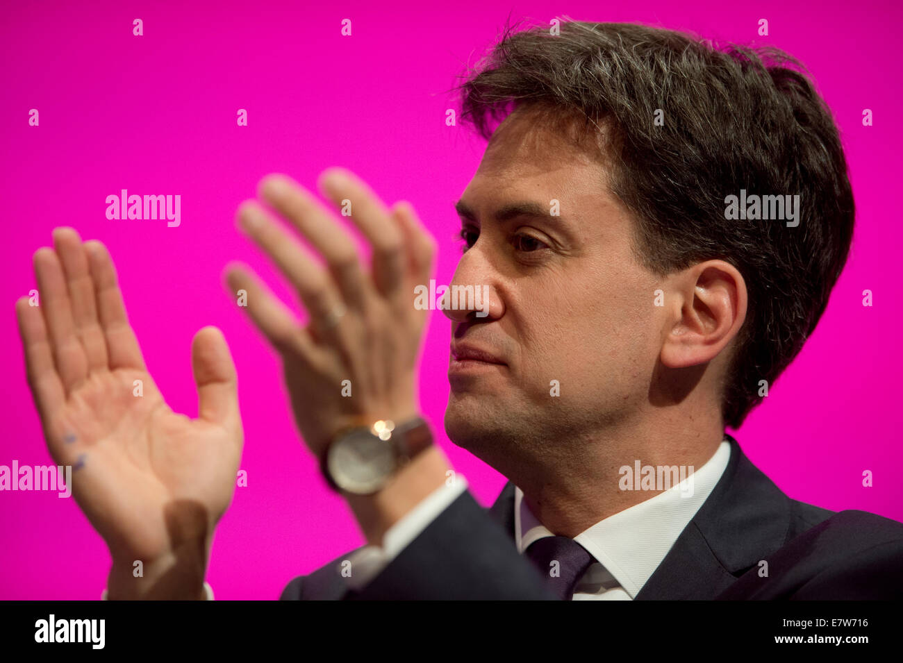 MANCHESTER, REGNO UNITO. 24 Settembre, 2014. Leader laburista Ed Miliband applaude durante il giorno quattro del partito laburista la Conferenza Annuale che avrà luogo a Manchester Central Convention Complex Credit: Russell Hart/Alamy Live News. Foto Stock