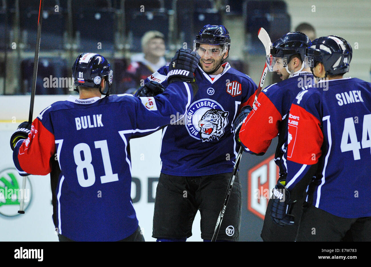 Petr Jelinek (secondo da sinistra) di Liberec celebra un obiettivo con i suoi compagni di squadra durante il quinto round di Champions League, gruppo A, match Bili Tygri Liberec vs squali di Colonia a Liberec, Repubblica Ceca, Settembre 24, 2014. (CTK foto/Radek Petrasek) Foto Stock