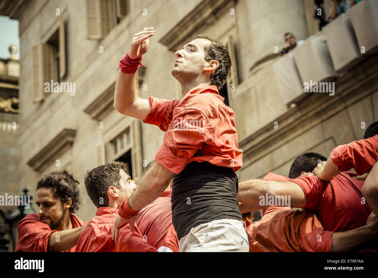 Barcellona, Spagna. 24 Settembre, 2014. Un 'Casteller" del "castellers de Barcelona' celebra con successo una torre umana durante il festival della città "La Merce 2014' di fronte al municipio di Barcellona Credito: Matthias Oesterle/ZUMA filo/ZUMAPRESS.com/Alamy Live News Foto Stock