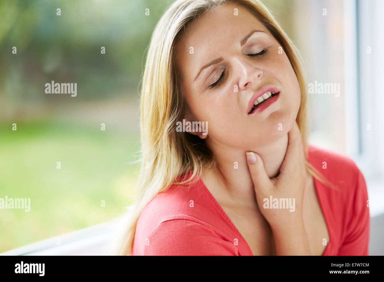 Donna con mal di gola Foto Stock